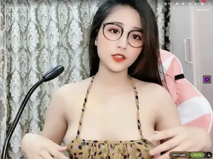 漂亮女友很热情的为同志兄弟们服务